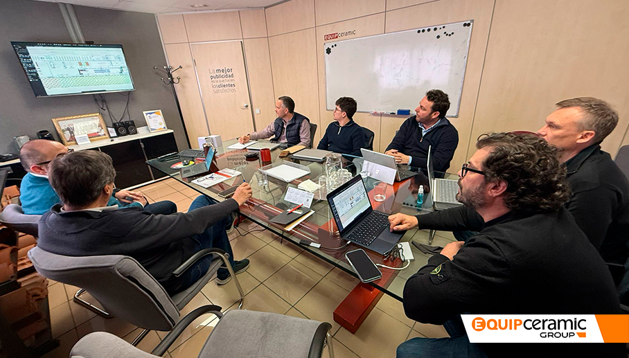 El equipo comercial planifica acciones clave para fortalecer la estrategia de crecimiento de EQUIPGROUP El equipo comercial planifica acciones clave para fortalecer la estrategia de crecimiento de EQUIPGROUP
